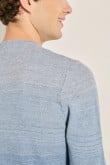 Suéter azul claro con diseños de rayas y cuello redondo