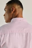 Camisa unicolor con cuello button down y manga corta