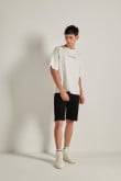 Camiseta oversize unicolor con texto minimalista en el pecho