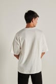 Camiseta oversize unicolor con texto minimalista en el pecho