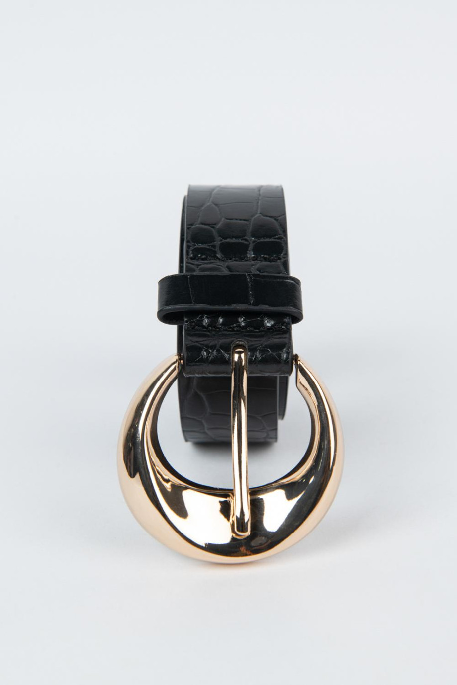 Cinturón sintético negro con texturas y hebilla ovalada metálica