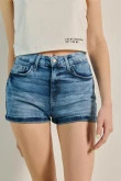 Short azul claro en jean con tiro alto y 5 bolsillos