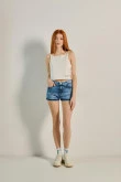 Short azul claro en jean con desgastes de color y tiro alto