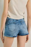 Short azul claro en jean con desgastes de color y tiro alto