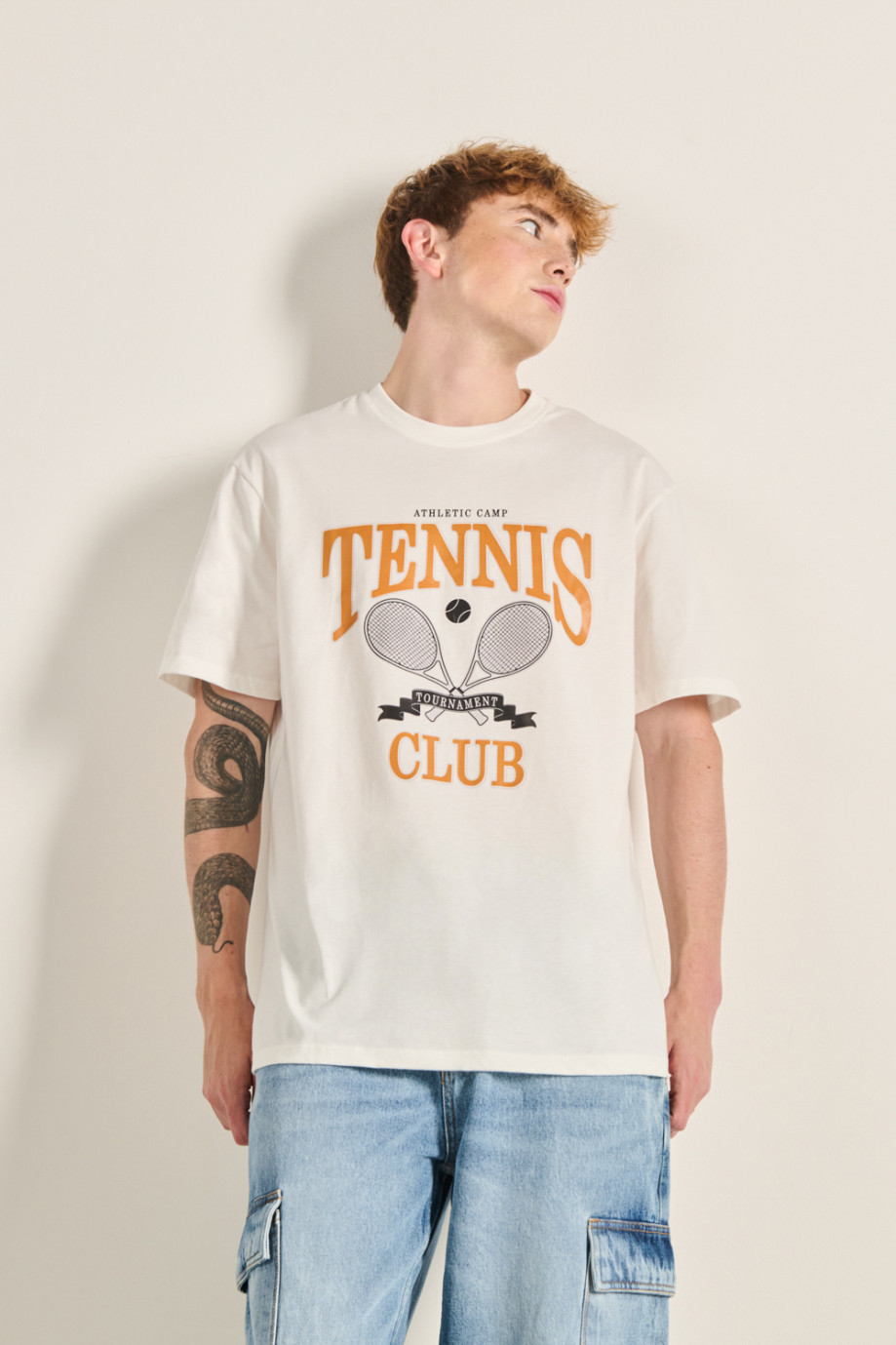 Camiseta unicolor oversize con diseño college de tenis