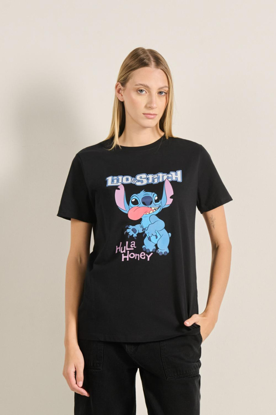 Camiseta en algodón unicolor con cuello redondo y diseño de Stitch