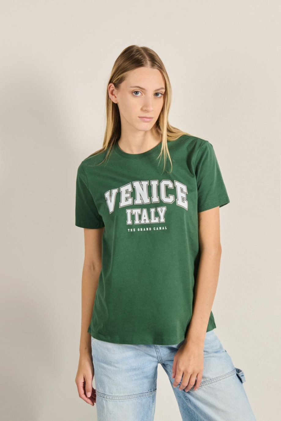 Camiseta cuello redondo unicolor con diseño college de Venecia
