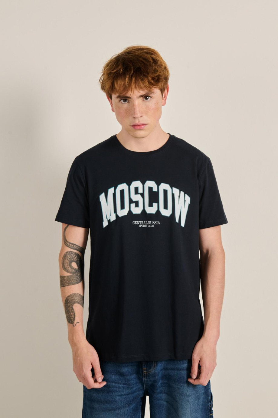 Camiseta unicolor con manga corta y diseño college de Moscow