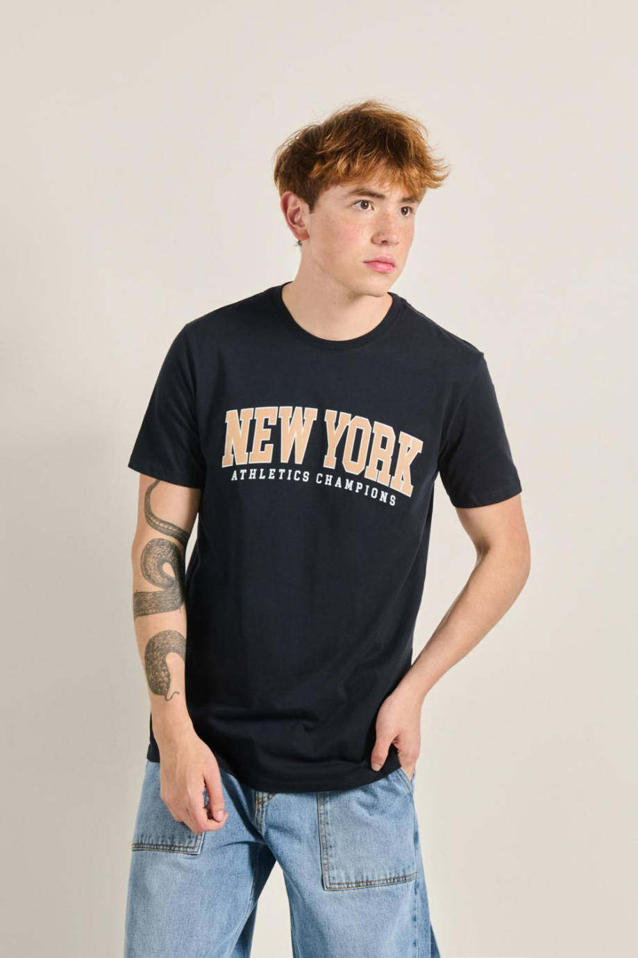 Camiseta unicolor con arte college New York y cuello redondo