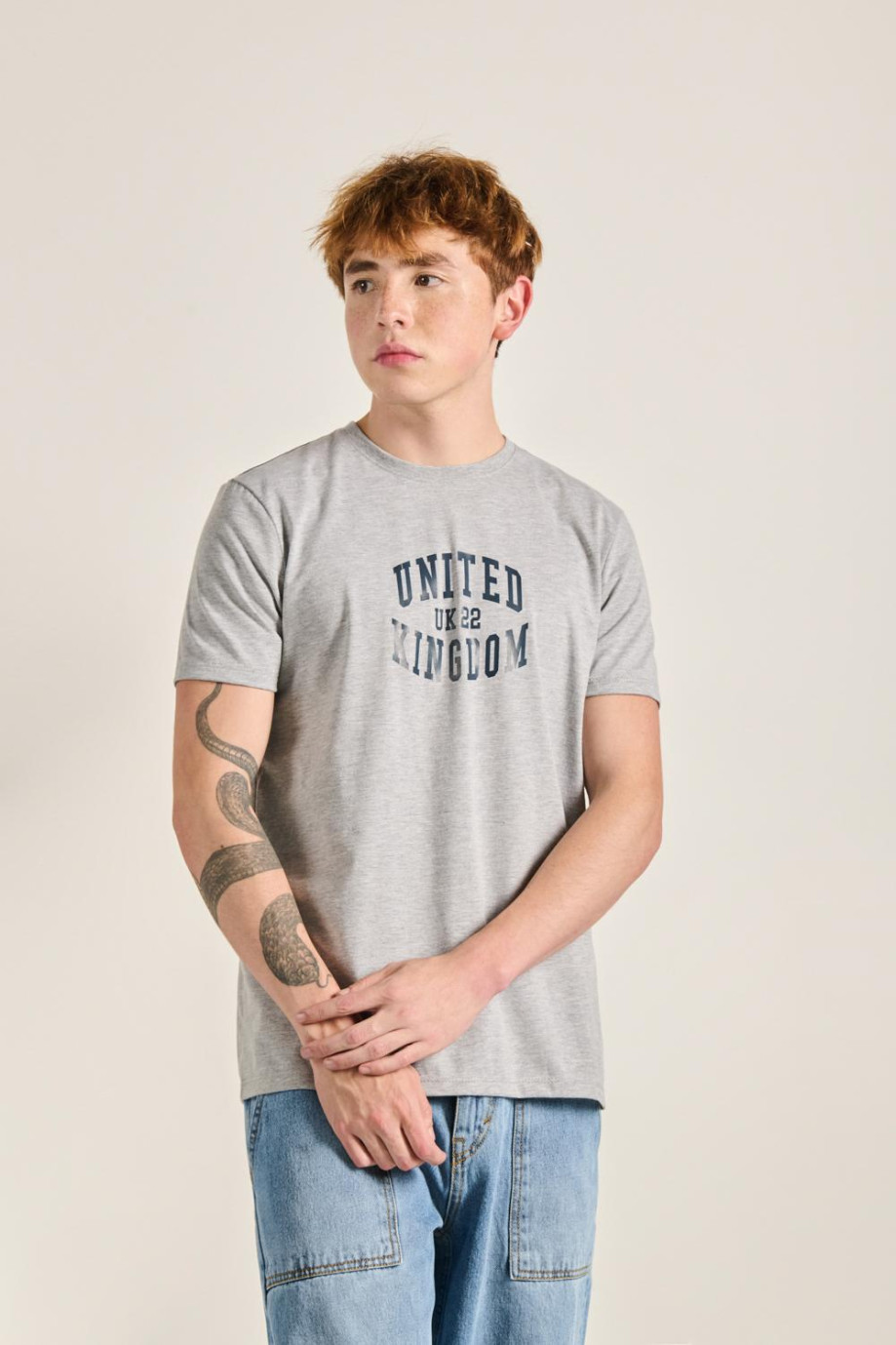 Camiseta cuello redondo unicolor con texto college delantero