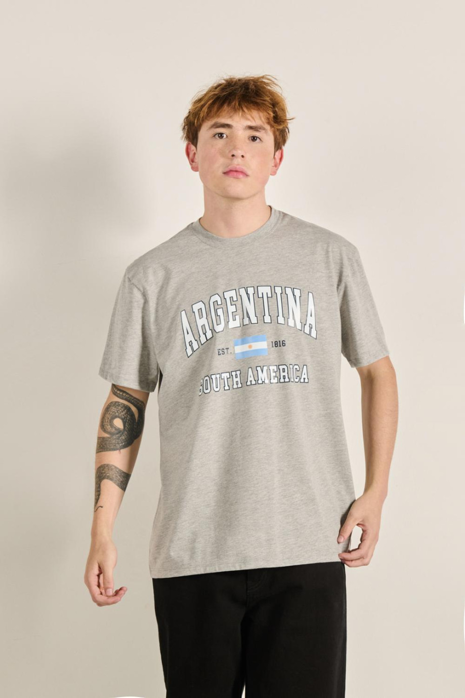Camiseta unicolor oversize con diseño college de Argentina