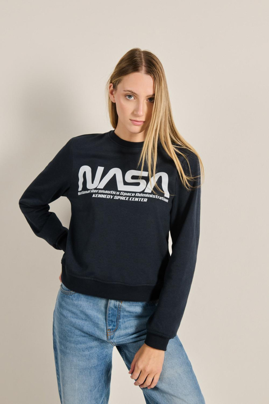 Buzo unicolor con cuello redondo y diseño de NASA