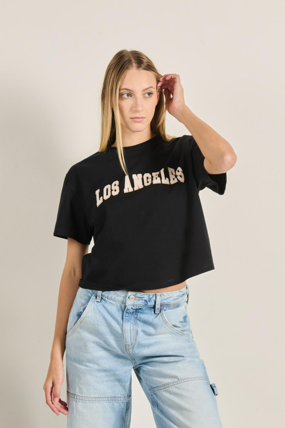 Camiseta crop top en algodón unicolor con arte college