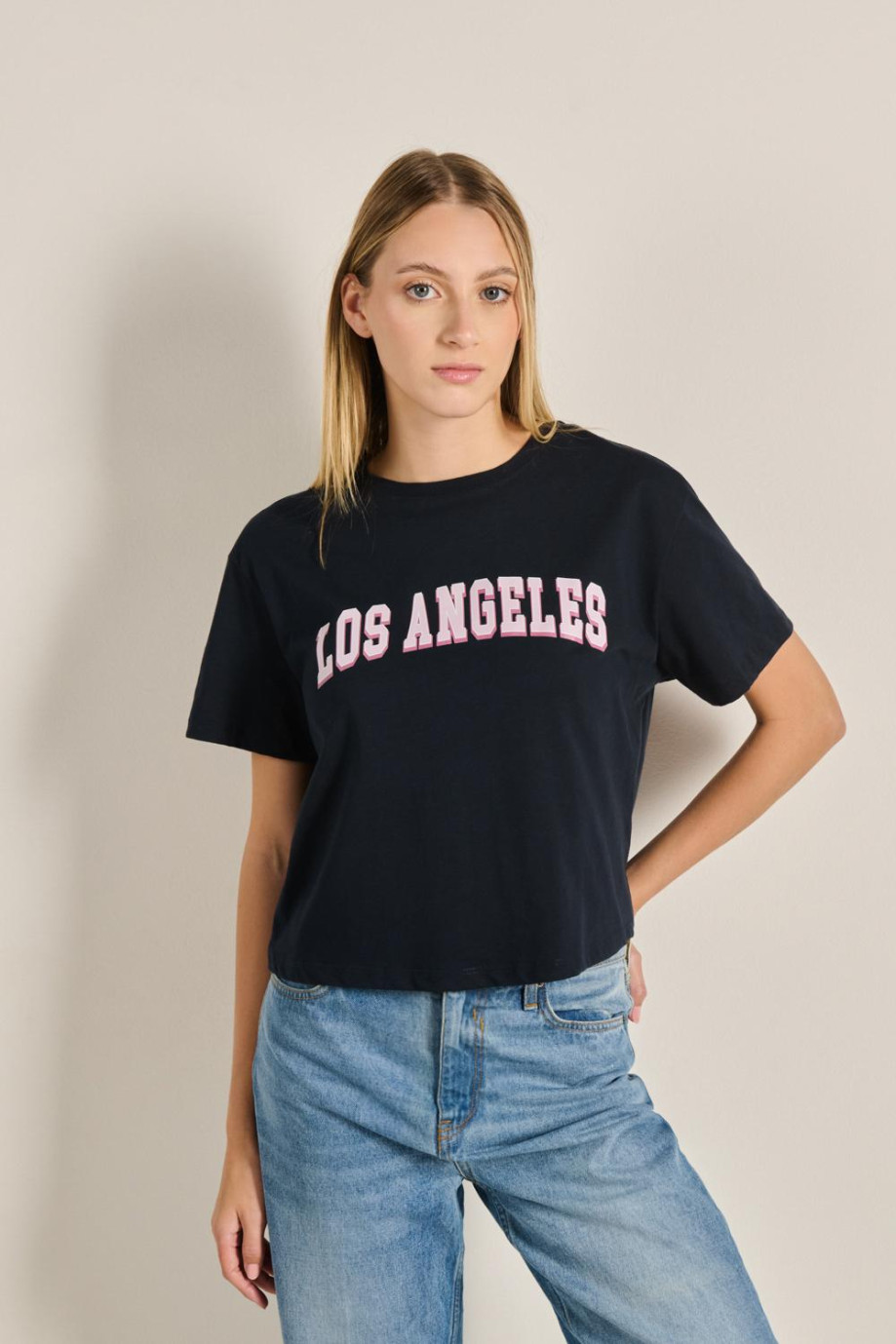 Camiseta crop top en algodón unicolor con arte college