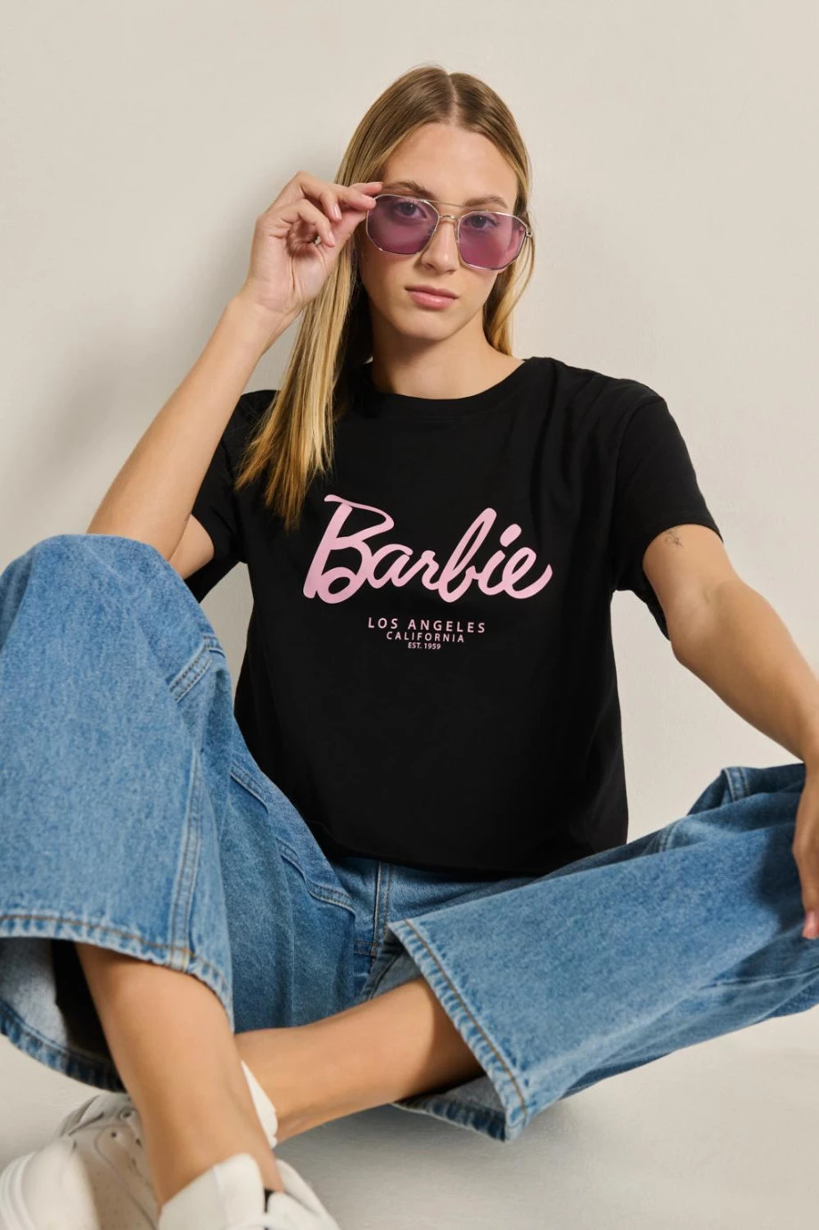 Camiseta unicolor crop top con arte de Barbie y manga corta
