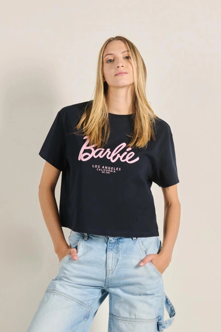 Camiseta unicolor crop top con arte de Barbie y manga corta