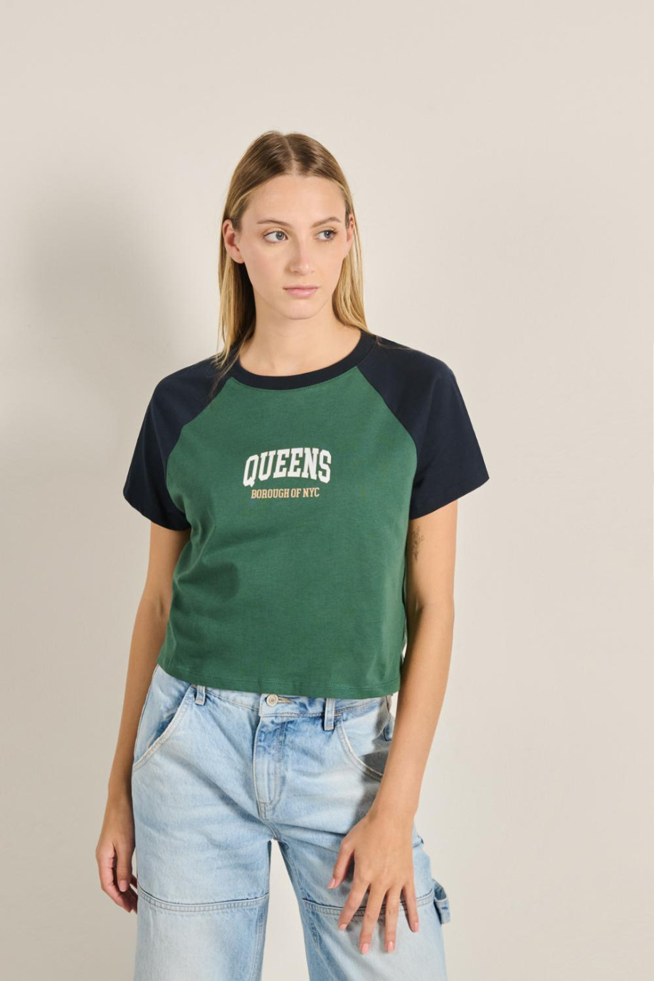 Camiseta unicolor crop top manga ranglan con arte college