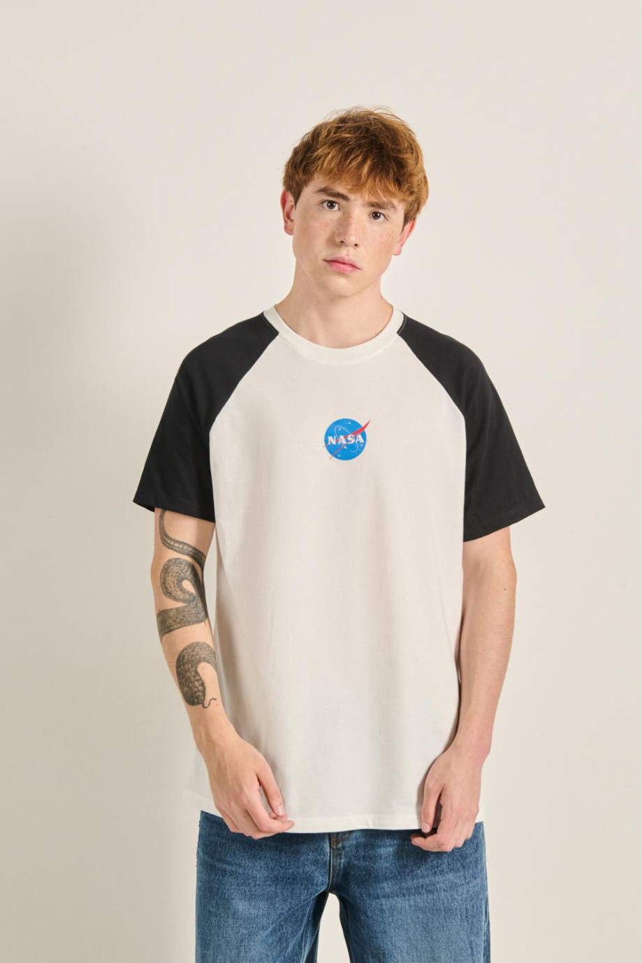 Camiseta manga ranglan corta unicolor con logo de NASA