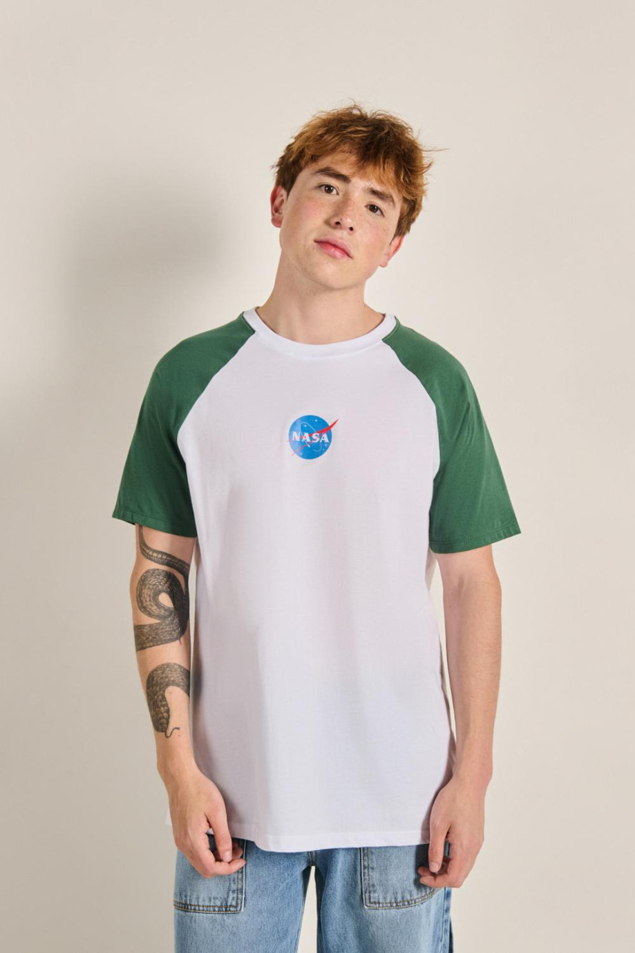 Camiseta manga ranglan corta unicolor con logo de NASA