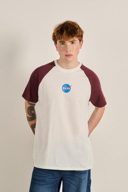 Camiseta manga ranglan corta unicolor con logo de NASA