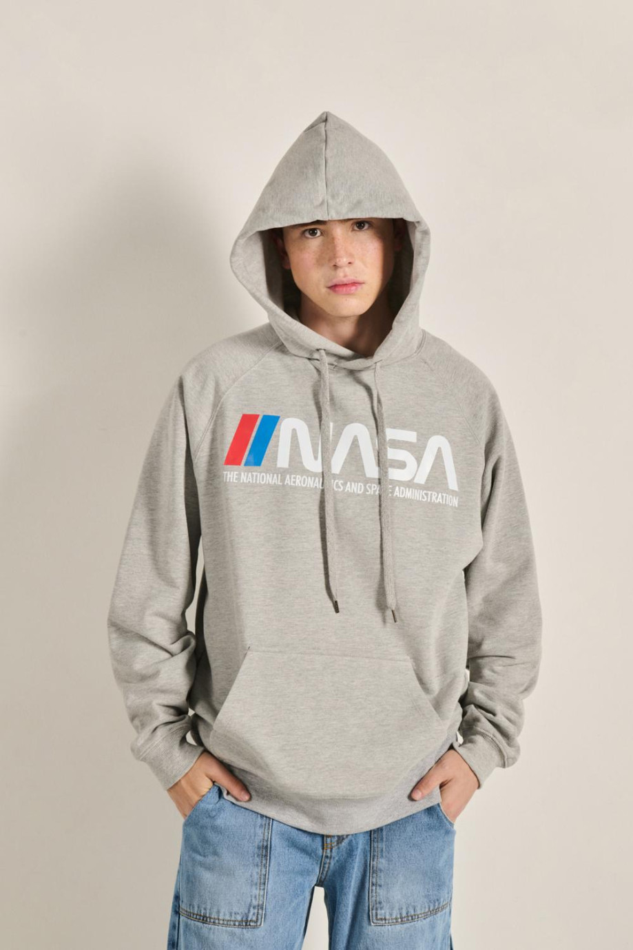 Buzo unicolor oversize con capota y diseño de NASA