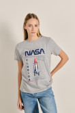 camiseta-unicolor-con-cuello-redondo-y-diseno-de-nasa