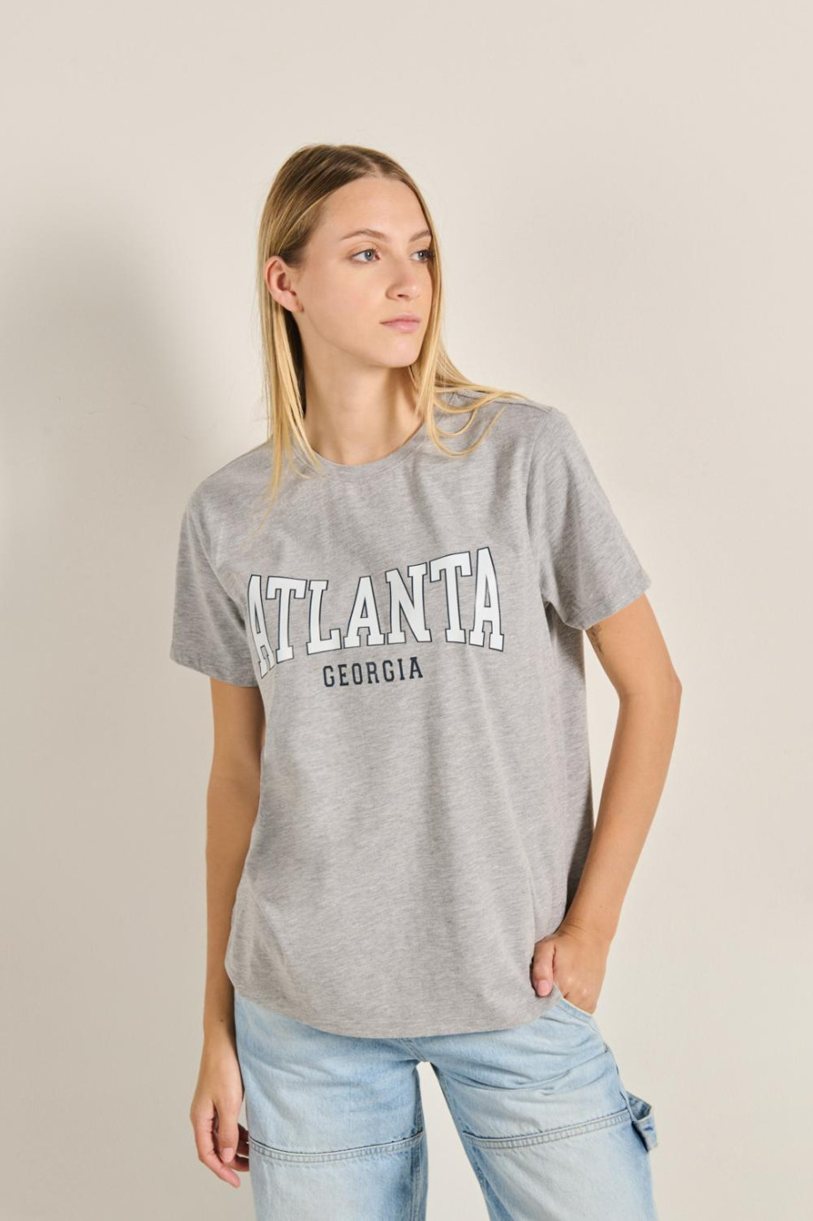 Camiseta unicolor con cuello redondo y texto college