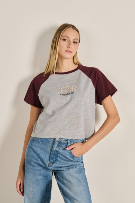 Camiseta unicolor crop top manga ranglan con arte college