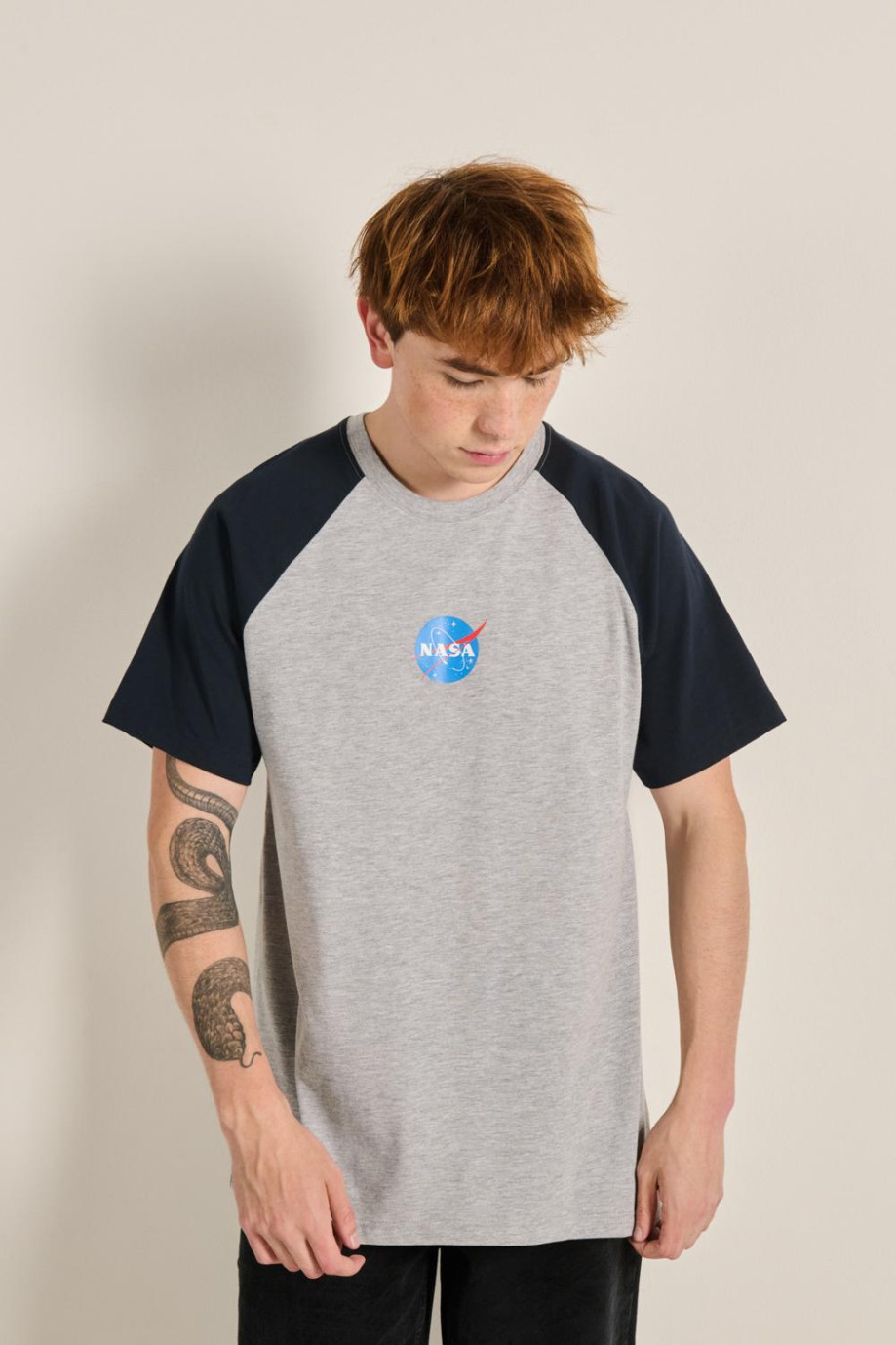Camiseta manga ranglan corta unicolor con logo de NASA
