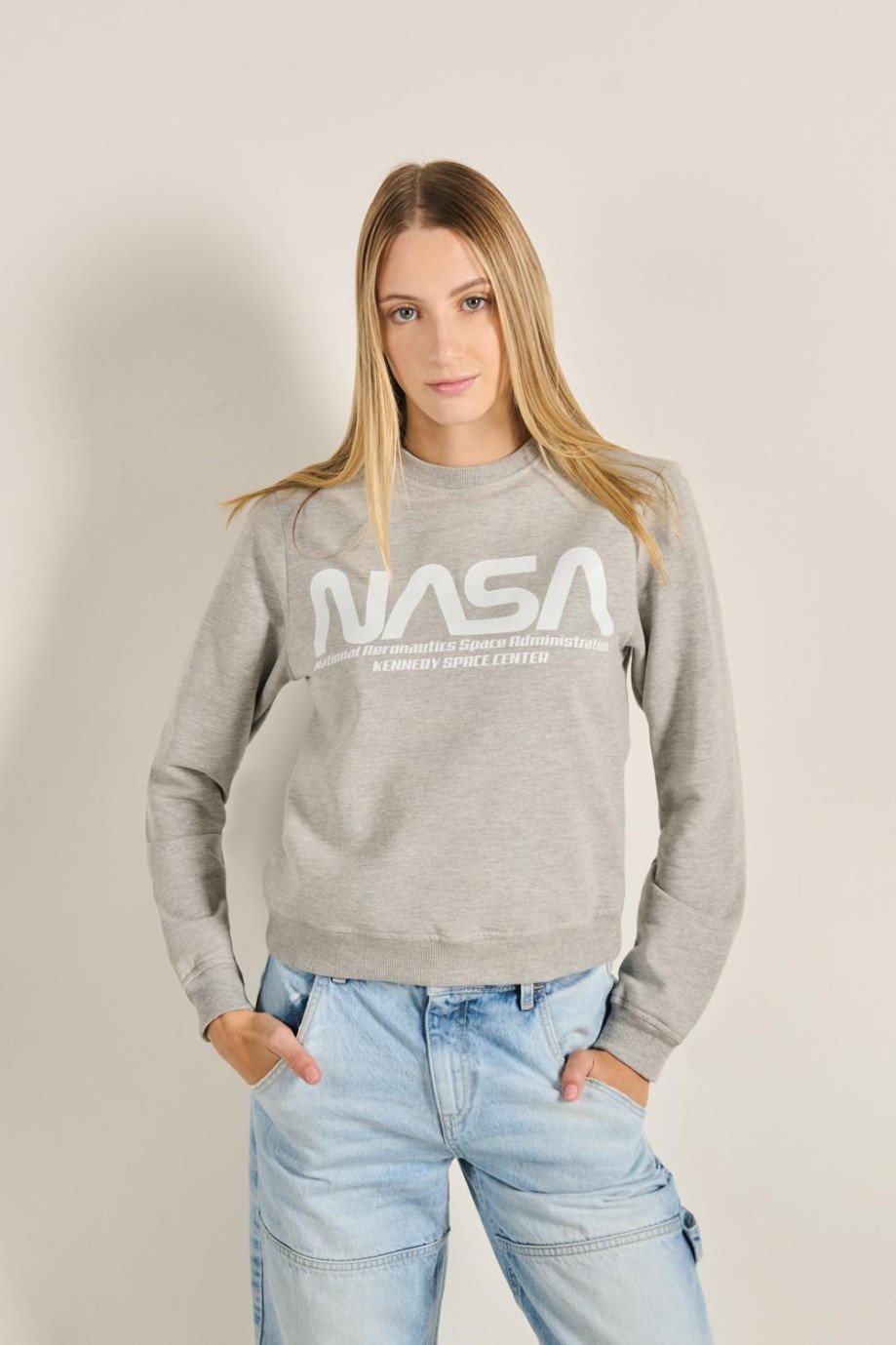 Buzo unicolor con cuello redondo y diseño de NASA