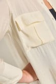 Blusa unicolor con bolsillos utilitarios y manga larga