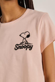 Camiseta manga corta rosada clara con diseño de Snoopy