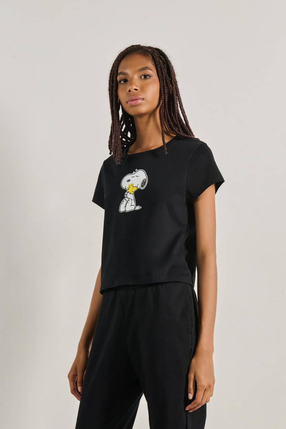 Camiseta negra con estampado de Snoopy y cuello redondo