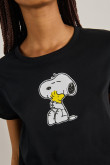 Camiseta negra con estampado de Snoopy y cuello redondo