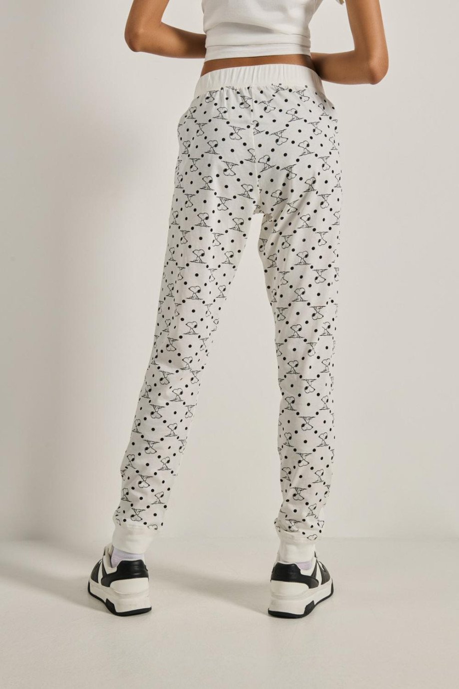 Pantalón jogger para mujer con estampado continuo de Snoopy Complementa tu outfit con esta prenda.