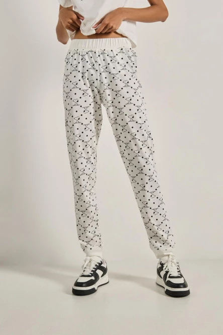 Pantalón jogger crema claro con diseños de Snoopy