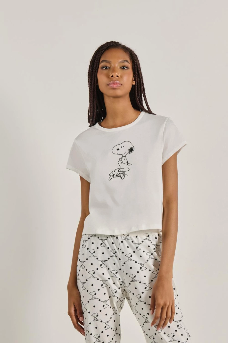 Camiseta crema clara manga corta y arte de Snoopy en frente
