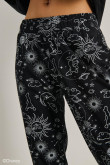 Pantalón negro jogger con estampados de Mickey y bolsillos