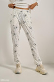 Pantalón jogger crema con bolsillos y diseños de Mickey