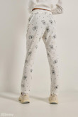 Pantalón jogger crema con bolsillos y diseños de Mickey