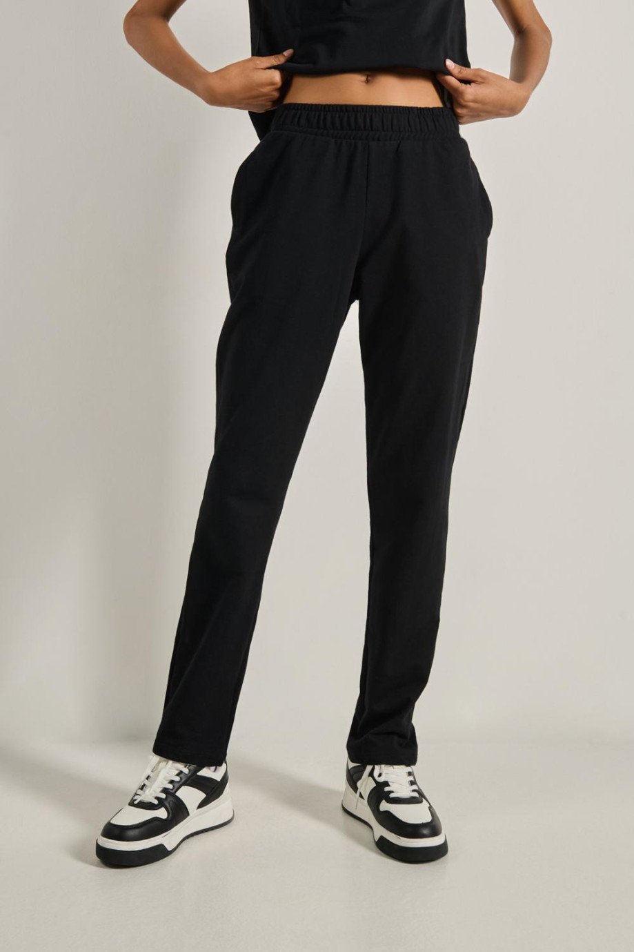 Pantalón jogger bota recta negro con cintura elástica