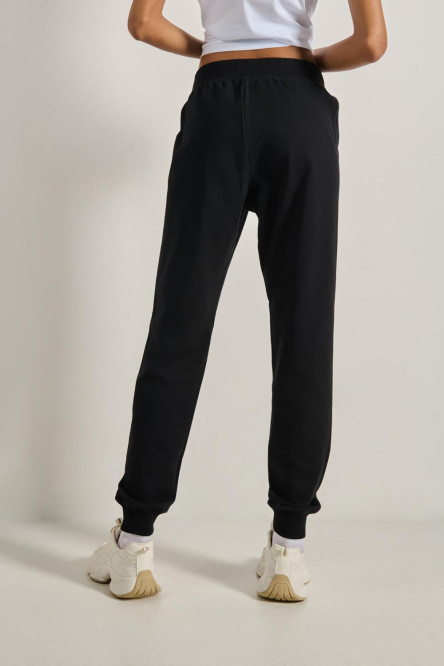 Pantalón jogger negro con botas en rib y bolsillos