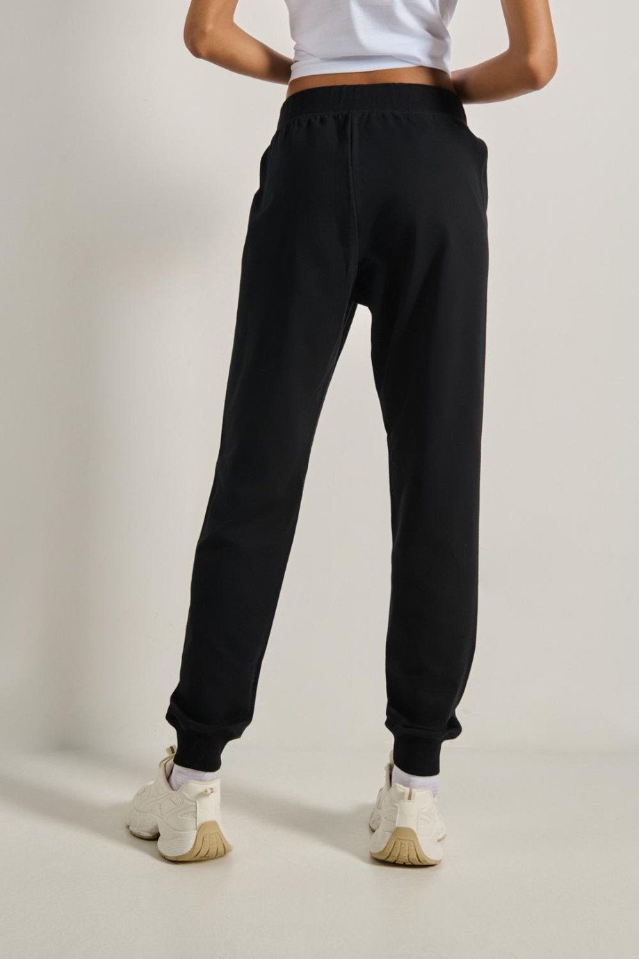 Pantalón jogger negro ajustado con botas en rib