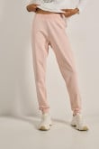 Pantalón rosado jogger con cintura elástica y bolsillos