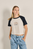 Camiseta unicolor crop top manga ranglan con arte college