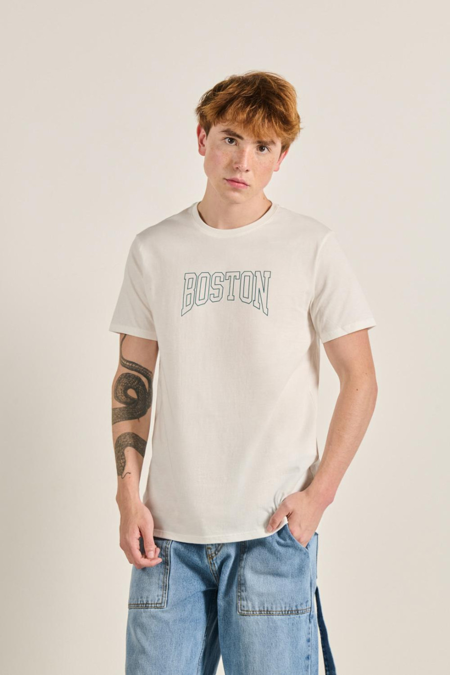 Camiseta unicolor con texto college y cuello redondo