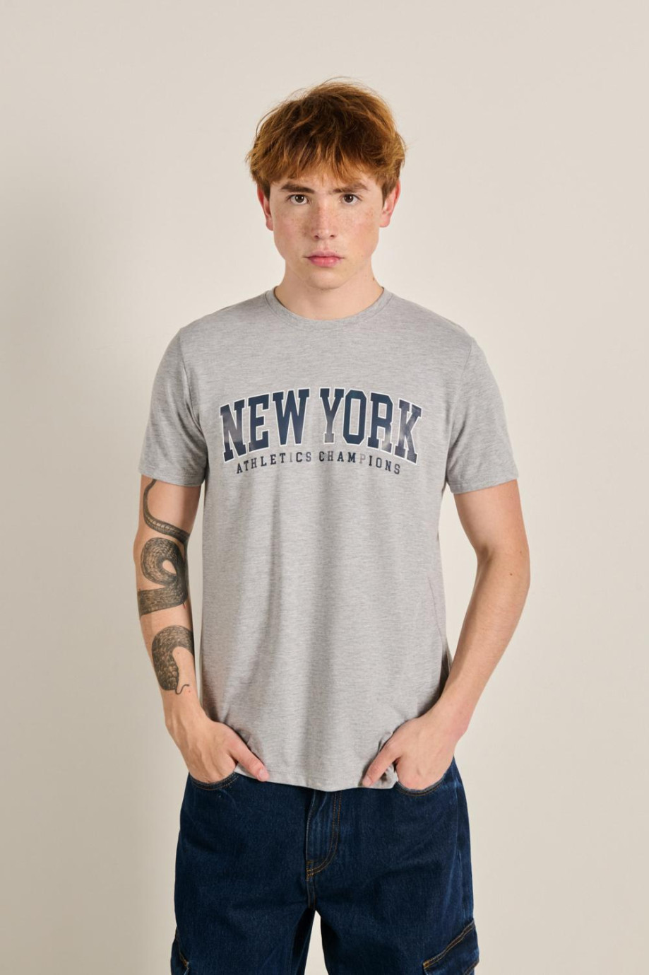 Camiseta unicolor con arte college New York y cuello redondo