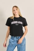 Camiseta unicolor crop top con texto college de Buenos Aires