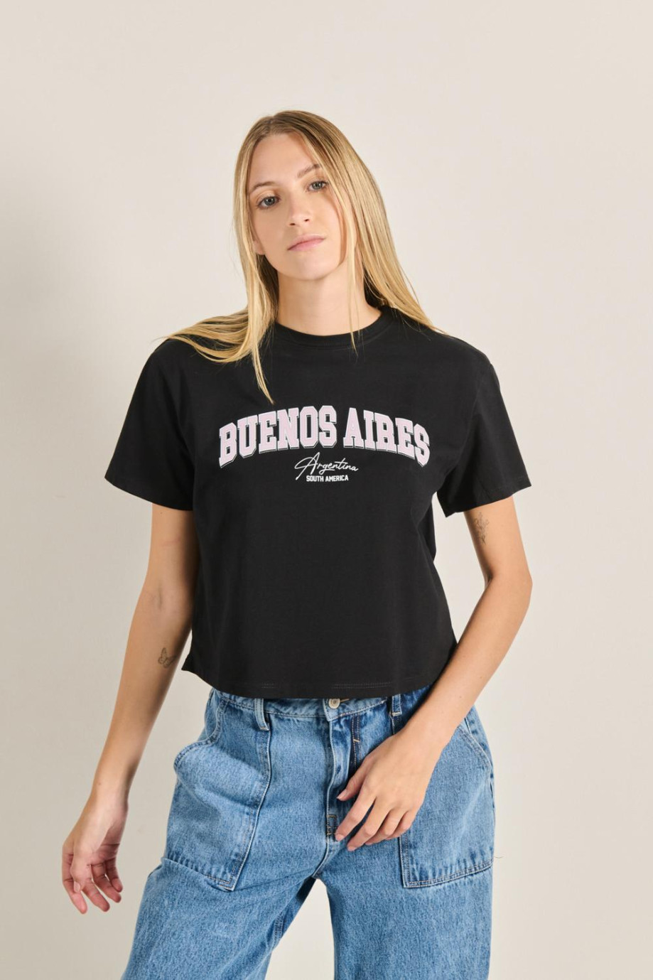 Camiseta unicolor crop top con diseño college de Buenos Aires
