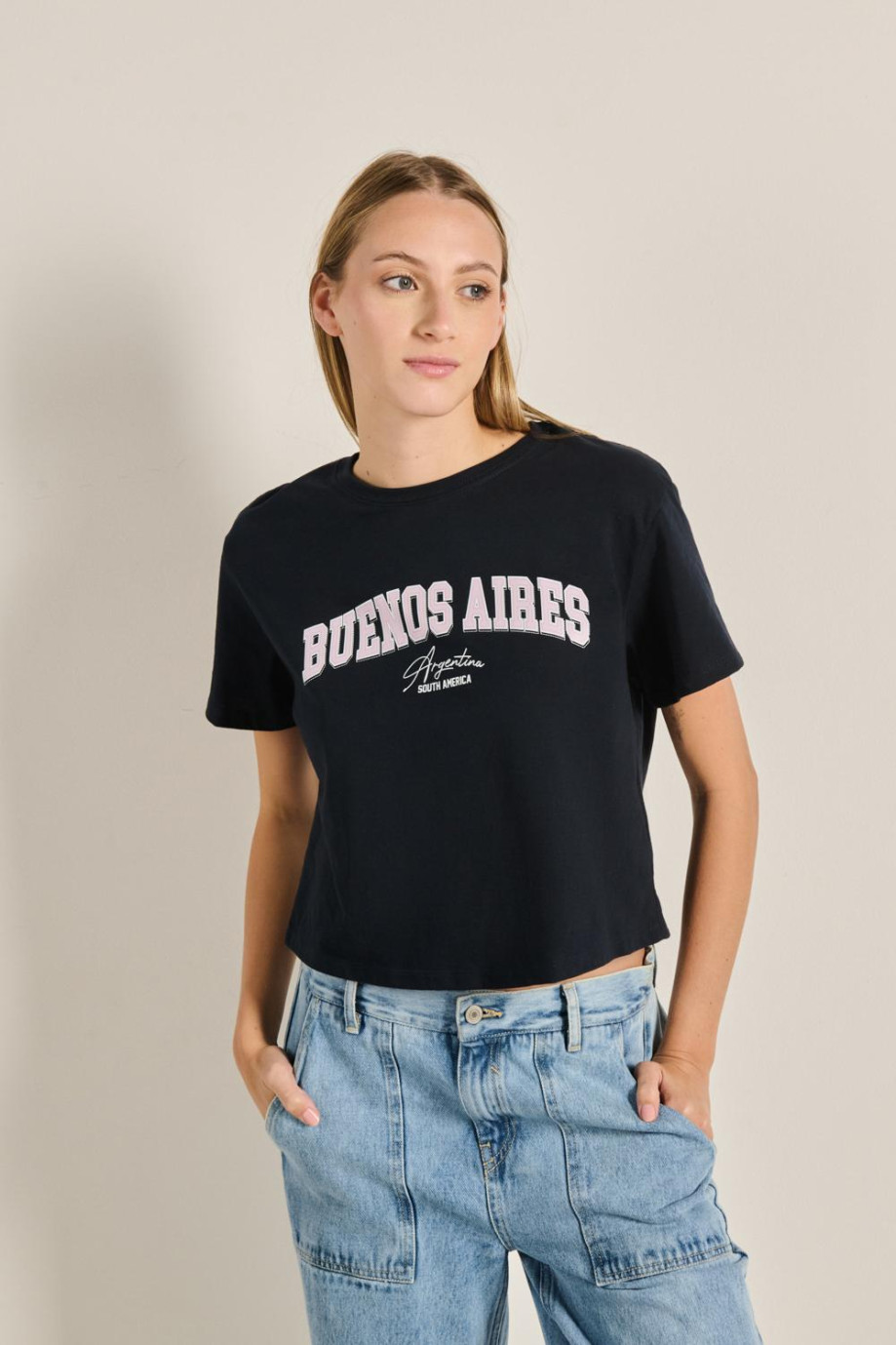 Camiseta unicolor crop top con diseño college de Buenos Aires